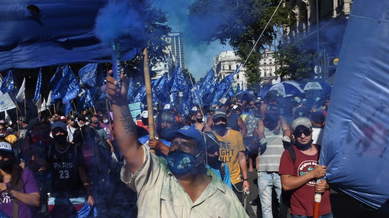 Agrupaciones oficialistas se movilizan en el Congreso para celebrar el Día de la militancia y apoyar los proyectos del Gobierno.