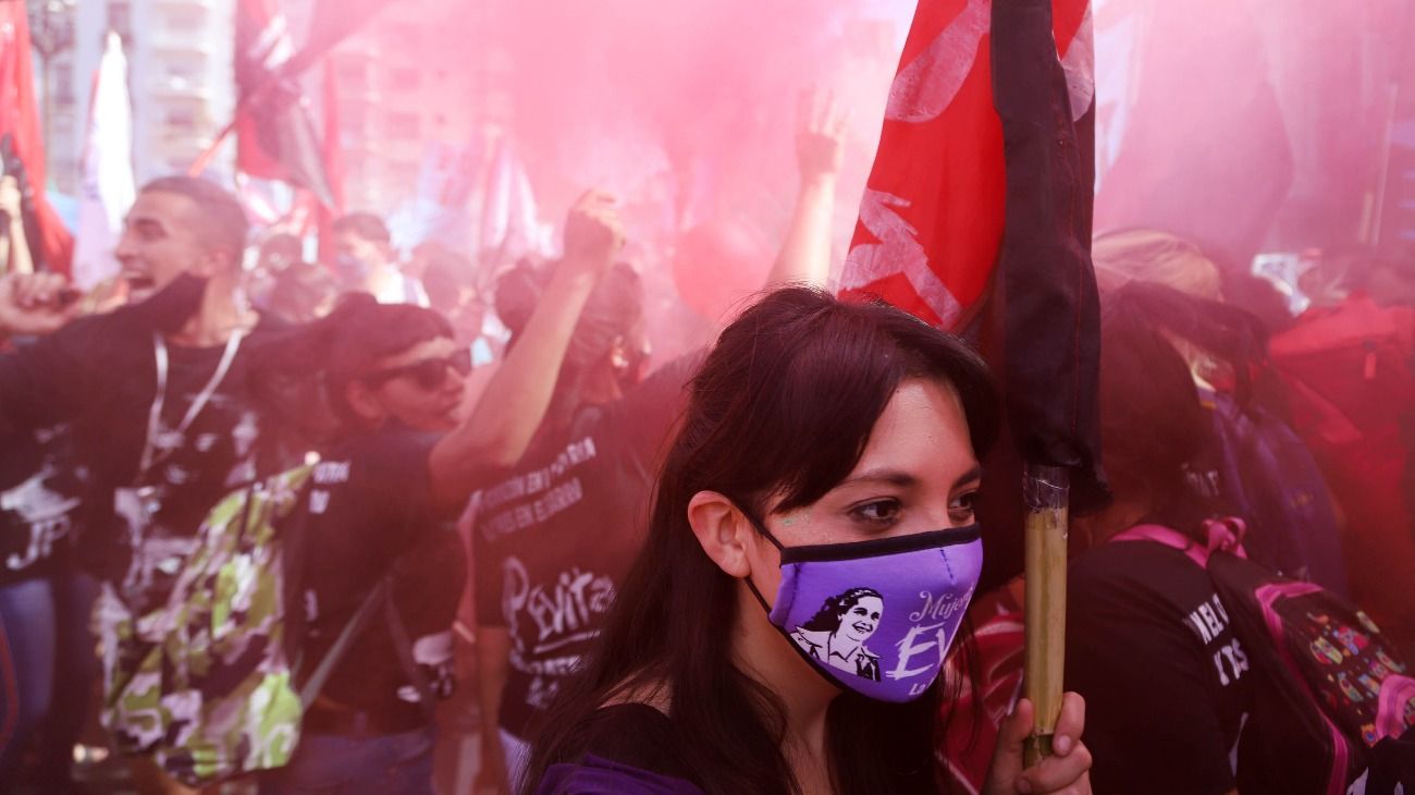 Agrupaciones oficialistas se movilizan en el Congreso para celebrar el Día de la militancia y apoyar los proyectos del Gobierno.