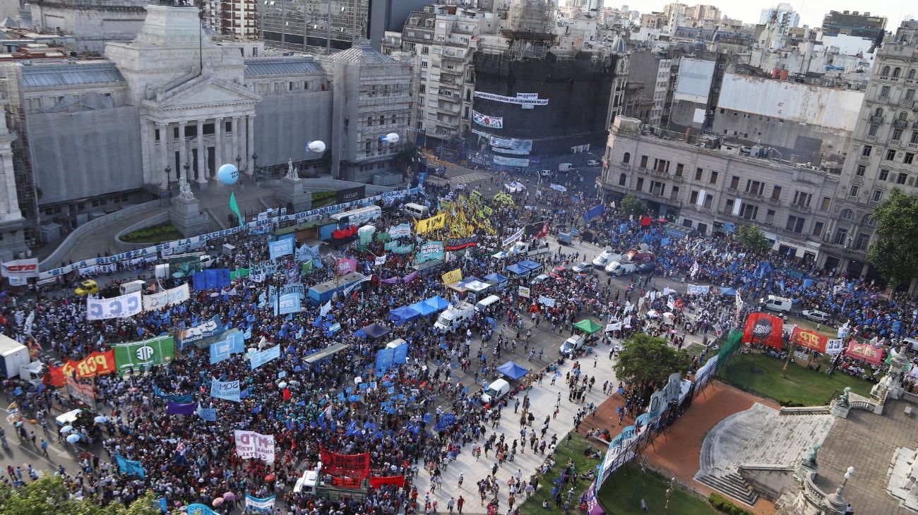 Agrupaciones oficialistas se movilizan en el Congreso para celebrar el Día de la militancia y apoyar los proyectos del Gobierno.