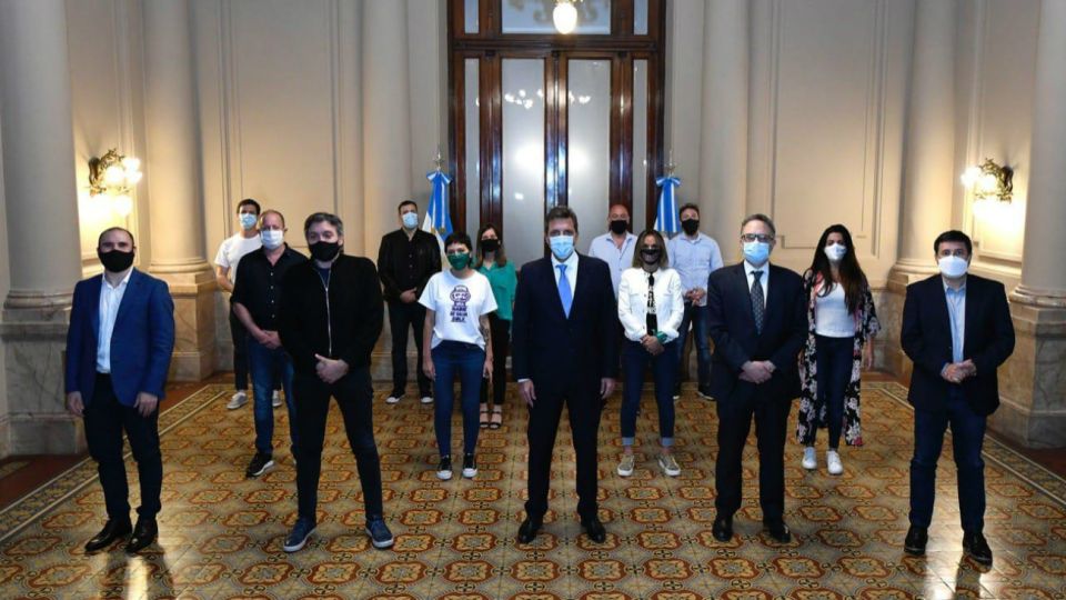 Sergio Massa en el Congreso este 17 de noviembre, rodeado de Máximo Kirchner, Martín Guzmán (Economía), Matías Kulfas (Desarrollo Productivo), Daniel Arroyo (Desarrollo Social), entre otros.