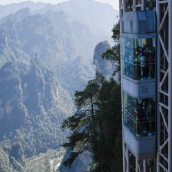 Esta imagen muestra turistas tomando los ascensores Bailong en Zhangjiajie, provincia china de Hunan. - Elevándose a más de 300 metros (1,000 pies) sobre el acantilado que inspiró el paisaje de la película de gran éxito  | Foto:WANG ZHAO / AFP
