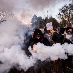 Un manifestante arde mientras cientos de hooligans del fútbol y votantes de extrema derecha del partido LSNS de Kotleba protestan contra el gobierno de Igor Matovic y las medidas de precaución contra la propagación del nuevo coronavirus (Covid-19) frente a la Oficina del Gobierno en Bratislava. | Foto:VLADIMIR SIMICEK / AFP