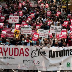 España, Málaga: manifestantes con máscaras faciales sostienen carteles y marchan por la calle mientras participan en una protesta del sector de la hospitalidad contra el cierre obligatorio tras las nuevas restricciones por coronavirus. | Foto:Jesus Merida / SOPA Images via ZUMA Wire / DPA