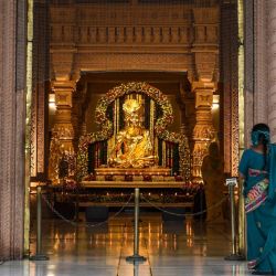 Un visitante se para frente a un ídolo del Señor Swaminarayan en el templo de Akshardham iluminado con unas 10,000 lámparas de aceite en la víspera de Diwali, el festival hindú de las luces, en Gandhinagar, a unos 30 kms de Ahmedabad. | Foto:SAM PANTHAKY / AFP