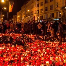 La gente enciende velas en un monumento para conmemorar el 31 aniversario de la llamada Revolución de Terciopelo en Praga. - La República Checa marcó el 31 aniversario de la brutal represión de una manifestación estudiantil, que condujo a la caída del régimen comunista en la entonces Checoslovaquia. | Foto:Michal Cizek / AFP