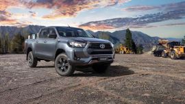 La nueva Hilux incorpora dos nuevas versiones de cabina simple, las DX Cabina y Chasis, con tracción 4x2 y 4x4.