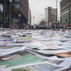 Francia, París: una vista general de los papeles y carteles arrojados por los limpiadores que ocupaban el edificio del departamento de espacios verdes y medio ambiente en la calle durante una protesta exigiendo una revalorización de sus condiciones de trabajo. | Foto:Olivier Donnars / DPA