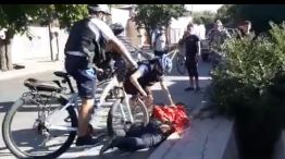 El momento en que uno de los policías atropella con su bicicleta al ladrón detenido en San Rafael, Mendoza.