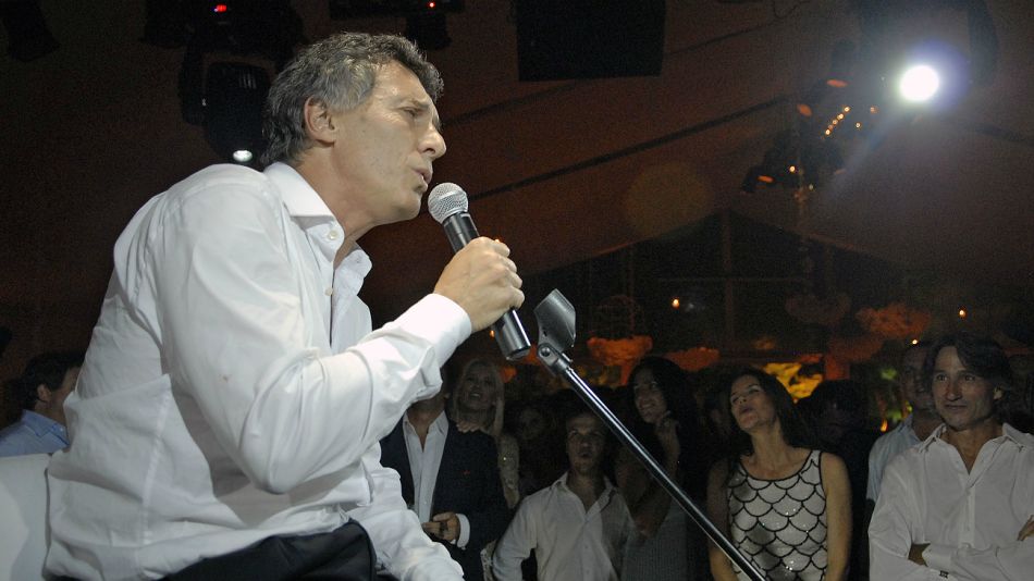Archivo. Macri, en 2010, al intentar imitar a Freddie Mercury.
