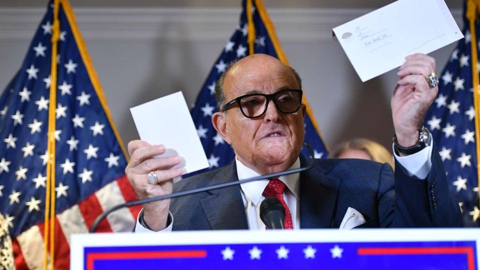 El abogado de Trump, Rudolph Giuliani, en una de sus tantas denuncias de fraude.