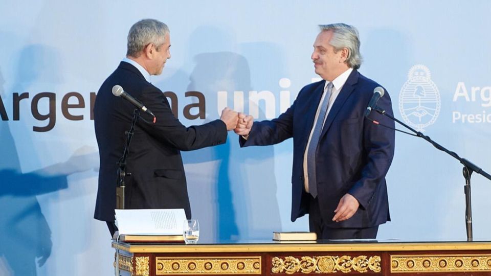Jorge Ferraresi, junto a Alberto Fernández, en la ceremonia de juramento