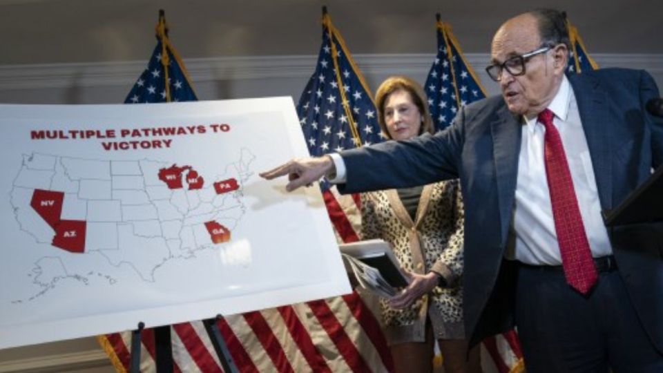 Fuertes acusaciones de Rudolph Giuliani y Sidney Powell, asesores de Trump que insisten con el fraude.