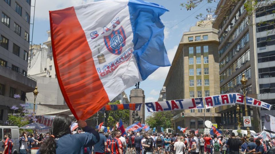 Manifestación de hinchas del club San Lorenzo en la legislatura porteña