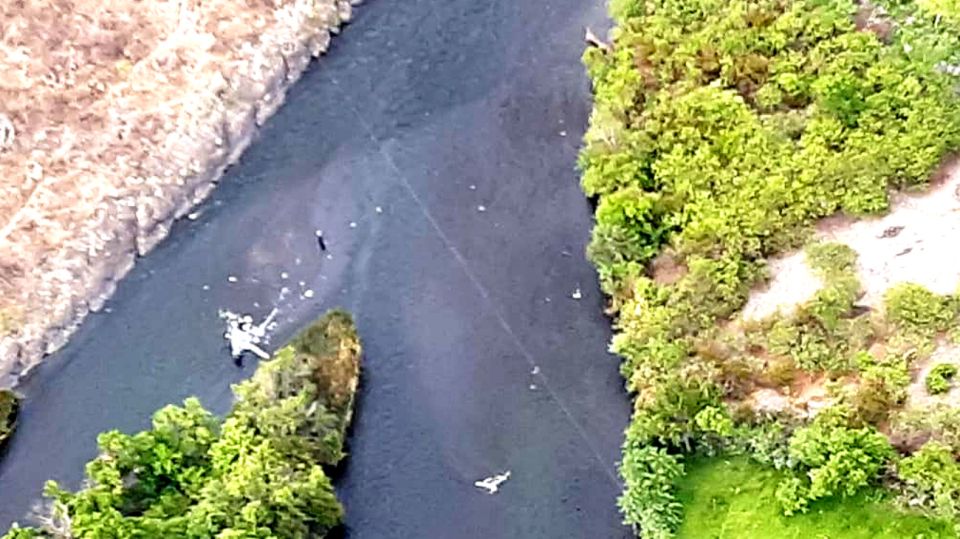 El cable cruza el río Juramento, en Salta, y quedaron en el agua los restos del helicóptero que transportaba a Jorge Brito.