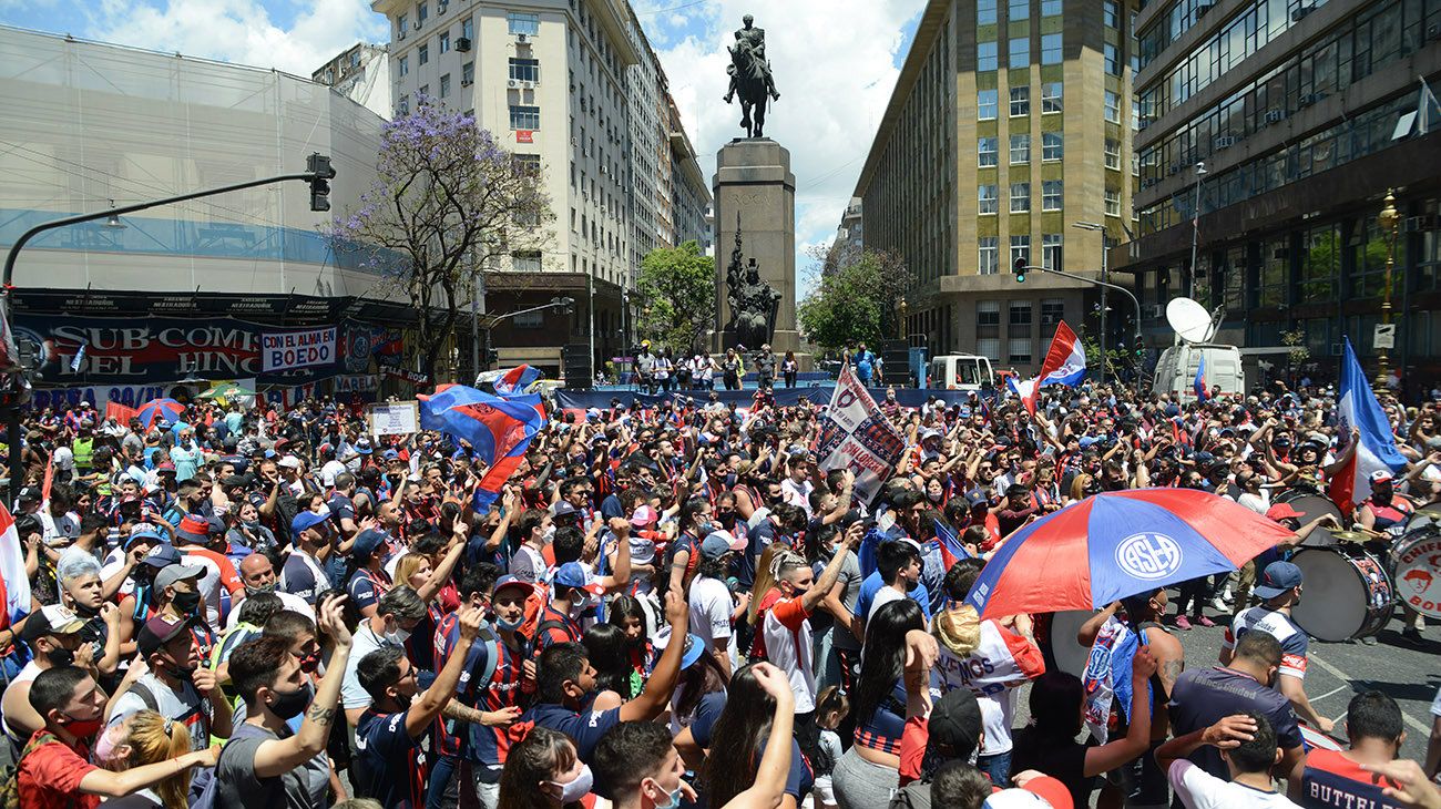 Cánticos. Marcha de hinchas de San Lorenzo. Fotos de Pablo Cuarterolo.