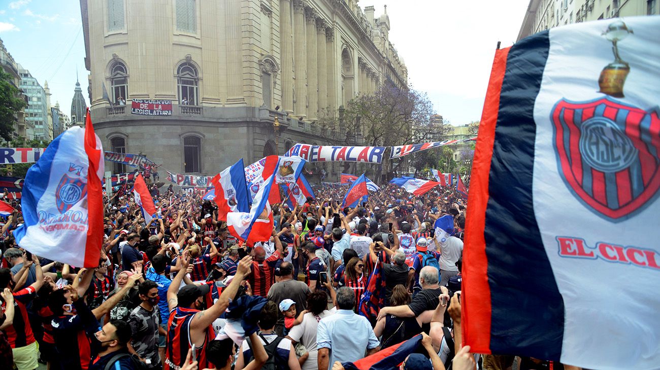 Cánticos. Marcha de hinchas de San Lorenzo. Fotos de Pablo Cuarterolo.