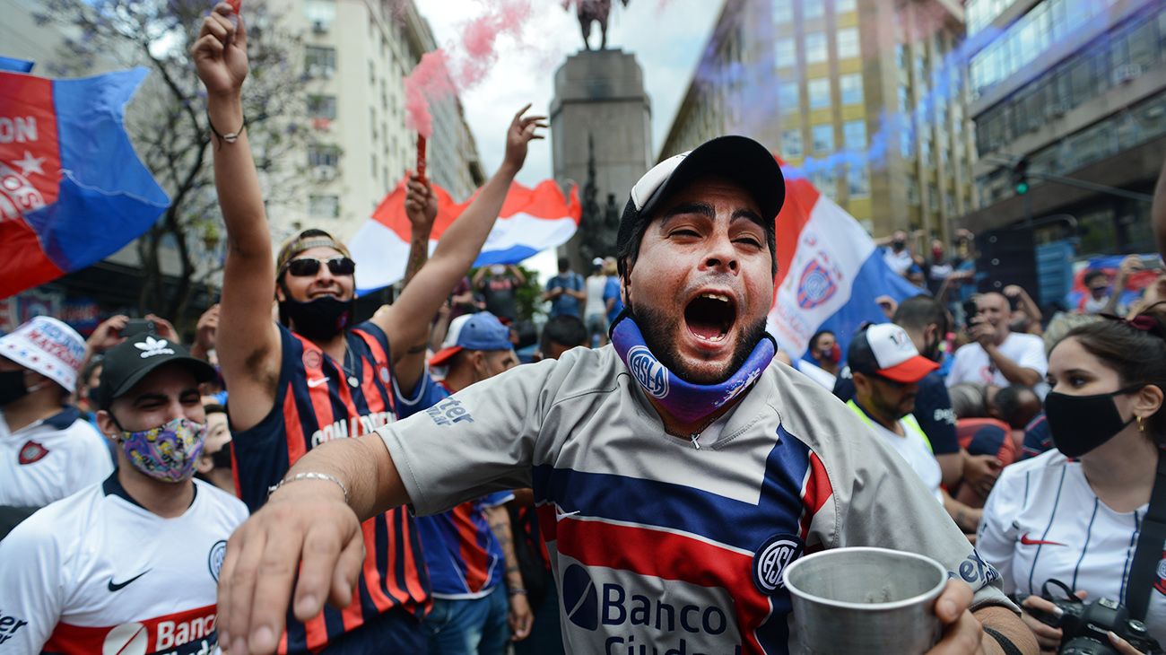 Cánticos. Marcha de hinchas de San Lorenzo. Fotos de Pablo Cuarterolo.