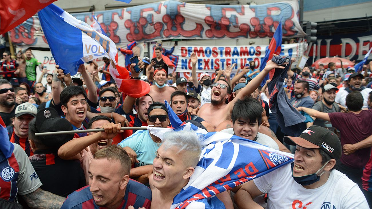 Cánticos. Marcha de hinchas de San Lorenzo. Fotos de Pablo Cuarterolo.