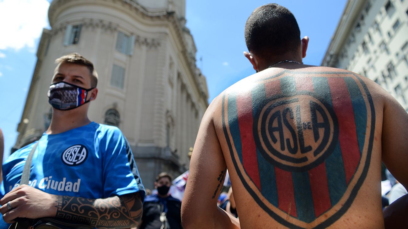 Cánticos. Marcha de hinchas de San Lorenzo. Fotos de Pablo Cuarterolo.