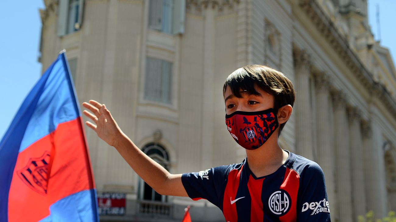 Cánticos. Marcha de hinchas de San Lorenzo. Fotos de Pablo Cuarterolo.