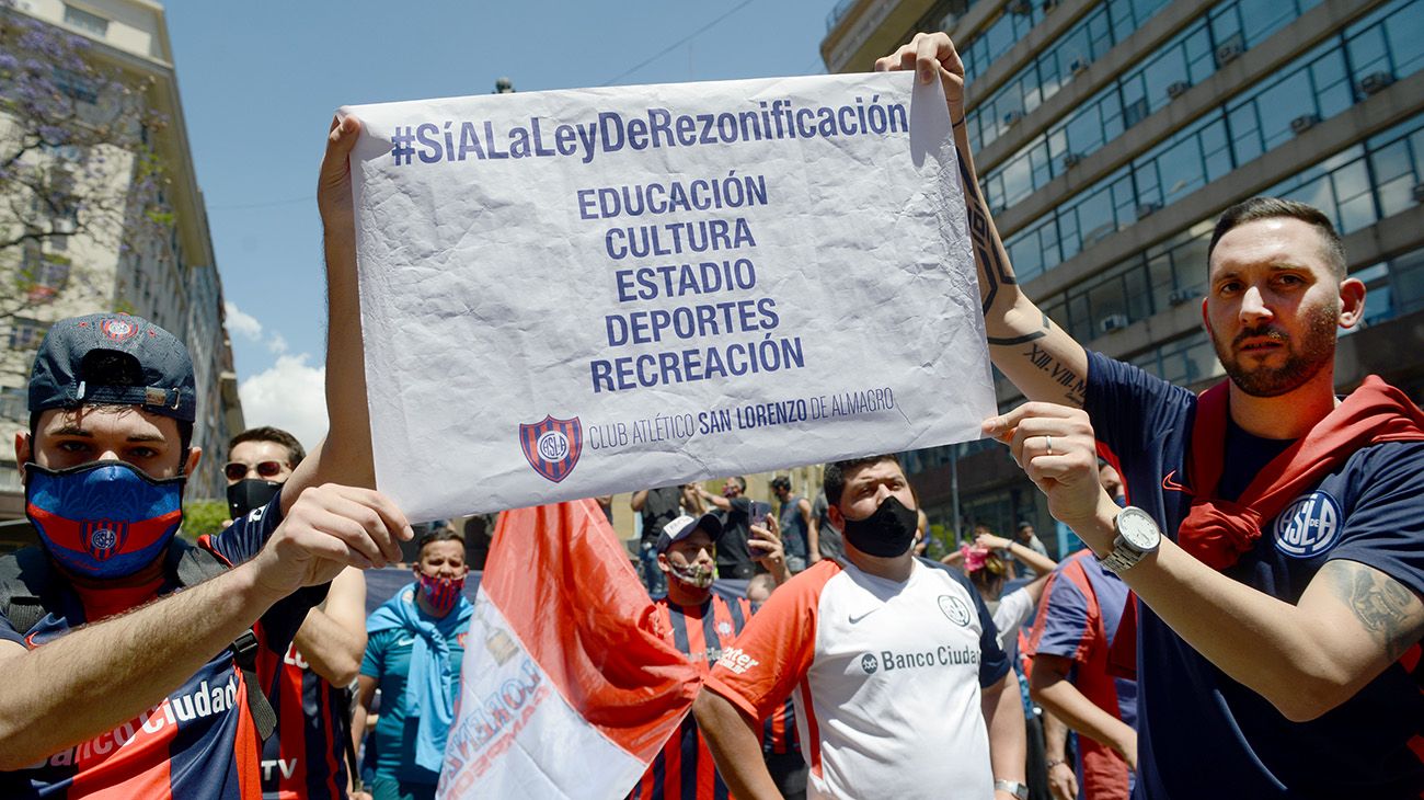 Cánticos. Marcha de hinchas de San Lorenzo. Fotos de Pablo Cuarterolo.