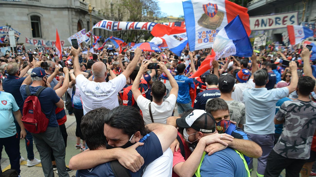 Cánticos. Marcha de hinchas de San Lorenzo. Fotos de Pablo Cuarterolo.