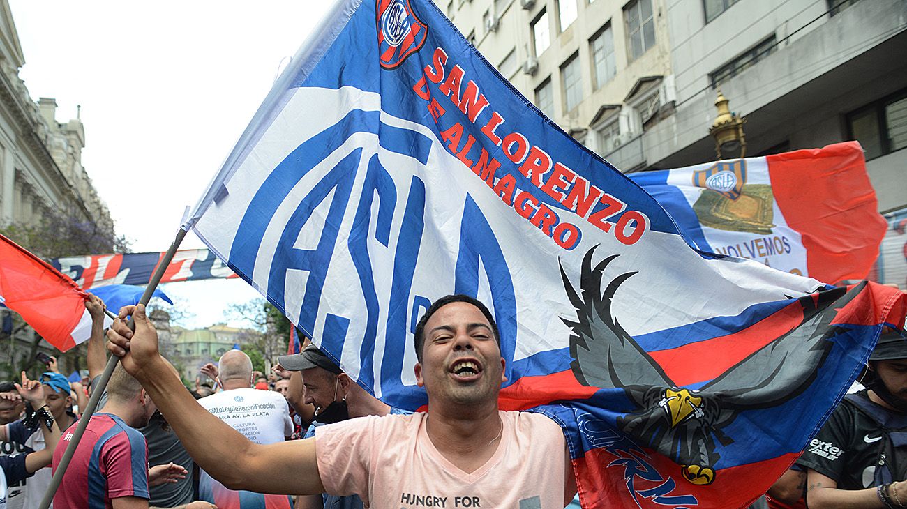 Cánticos. Marcha de hinchas de San Lorenzo. Fotos de Pablo Cuarterolo.