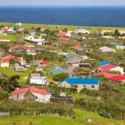 Conocida como la “isla habitada más remota de la Tierra”, en ella viven tan solo 267 personas.