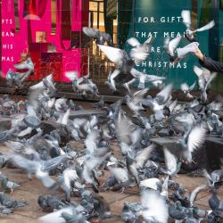 Inglaterra, Londres: una mujer alimenta a las palomas fuera de una tienda cerrada en Oxford Street, mientras Inglaterra continúa un bloqueo nacional de cuatro semanas para frenar la propagación del coronavirus (COVID-19). | Foto:Dominic Lipinski / PA Wire / DPA