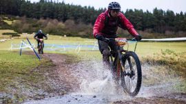 La ropa impermeable es la primera opción para mantener seco nuestro cuerpo, especialmente todo el torso.