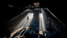 Un trabajador de un astillero fabrica la hélice de un barco a orillas del río Buriganga en Char Kaliganj, en las afueras de Dhaka.