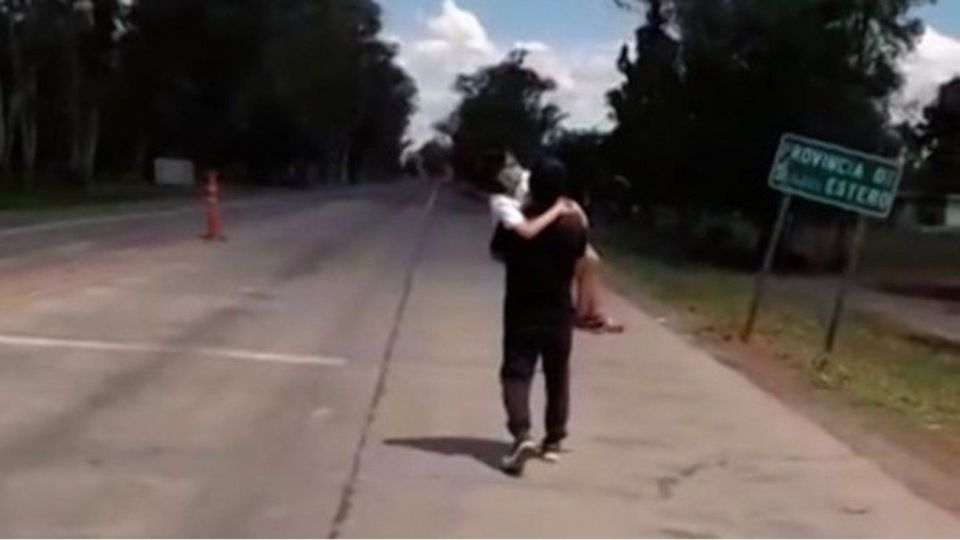 Tucumán: el hombre cargó con su hija y recorrió a pie el camino de regreso a su domicilio.
