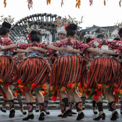 Esta foto muestra a personas de la minoría étnica Miao con trajes tradicionales bailando para celebrar el festival de año nuevo Miao en el condado de Leishan, en la provincia de Guizhou, suroeste de China. | Foto:STR / AFP