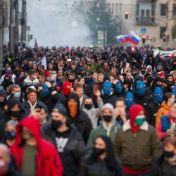 Eslovaquia, Bratislava: la gente participa en una protesta frente al edificio del gobierno eslovaco contra las restricciones adoptadas por el gobierno para frenar la propagación del coronavirus, ya que también celebran el Día de la Libertad y la Democracia. | Foto:Jaroslav Nov / TASR / DPA