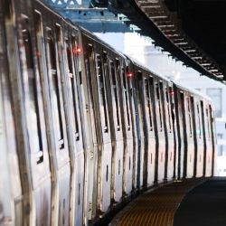 Un metro llega a una estación de Brooklyn en la ciudad de Nueva York. En un intento por ahorrar $ 1.2 mil millones, la Autoridad de Transporte Metropolitano (MTA) anunció su presupuesto para el próximo año que incluye recortar hasta un 40% del servicio en metro y autobuses, y un 50% en las líneas de trenes de cercanías. La MTA, que administra el servicio de transporte público más grande de la nación, dice que los recortes son necesarios porque hasta ahora se les han negado $ 12 mil millones en fondos federales. | Foto:Spencer Platt / Getty Images / AFP