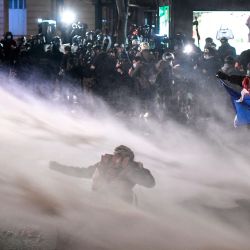 La policía rocía con un cañón de agua a los manifestantes durante una manifestación contra un proyecto de ley de  | Foto:STEPHANE DE SAKUTIN / AFP