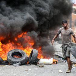 Los manifestantes de la oposición queman neumáticos durante una manifestación, pidiendo la salida del presidente Jovenel Moise, mientras marchan por las calles de Port-au-Prince. | Foto:Valerie Baeriswyl / AFP