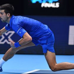 Novak Djokovic de Serbia regresa al Dominic Thiem de Austria durante el partido de semifinales de individuales masculinos el día siete del torneo de tenis de las Finales ATP World Tour en el O2 Arena de Londres. | Foto:Glyn Kirk / AFP