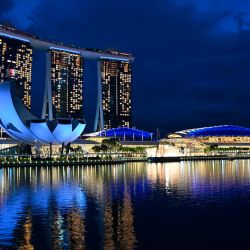 Una vista general de los hoteles y complejos turísticos de Marina Bay Sands se ve iluminada en Singapur. | Foto:Roslan Rahman / AFP