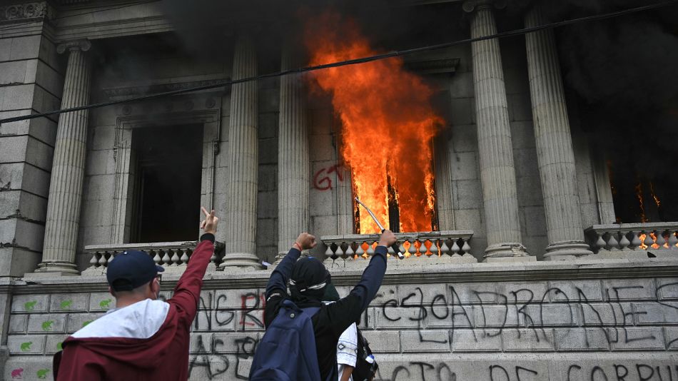 Grave crisis institucional en Guatemala.