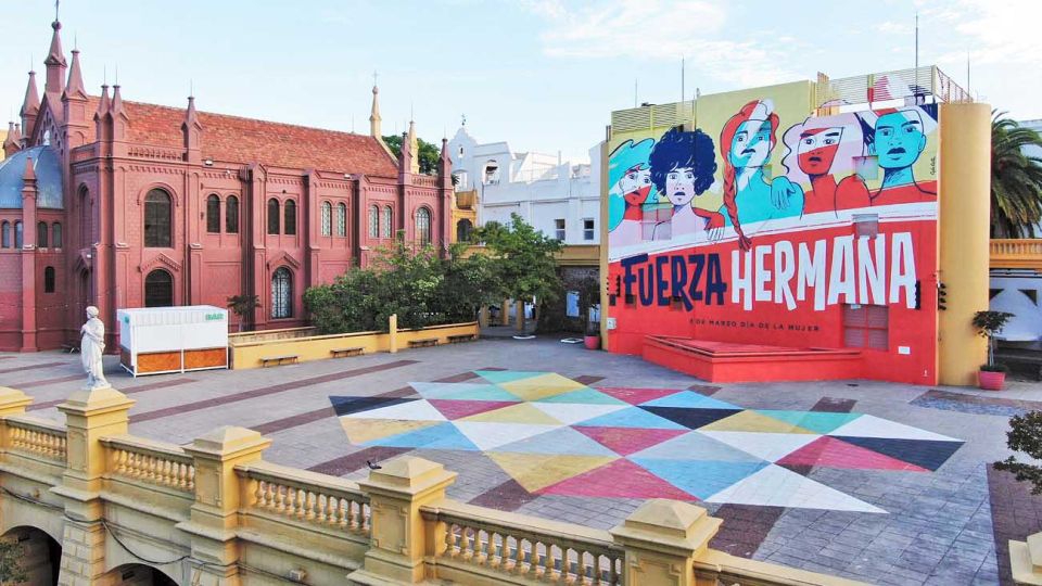 Recoleta. La azotea, con un escenario al aire libre.