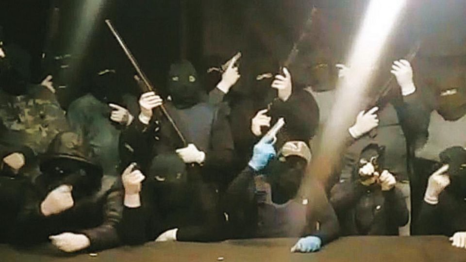 SEGUNDO VIDEO. Amenazas con armas de fuego, lo que predomina en la filmación conocida la semana pasada.