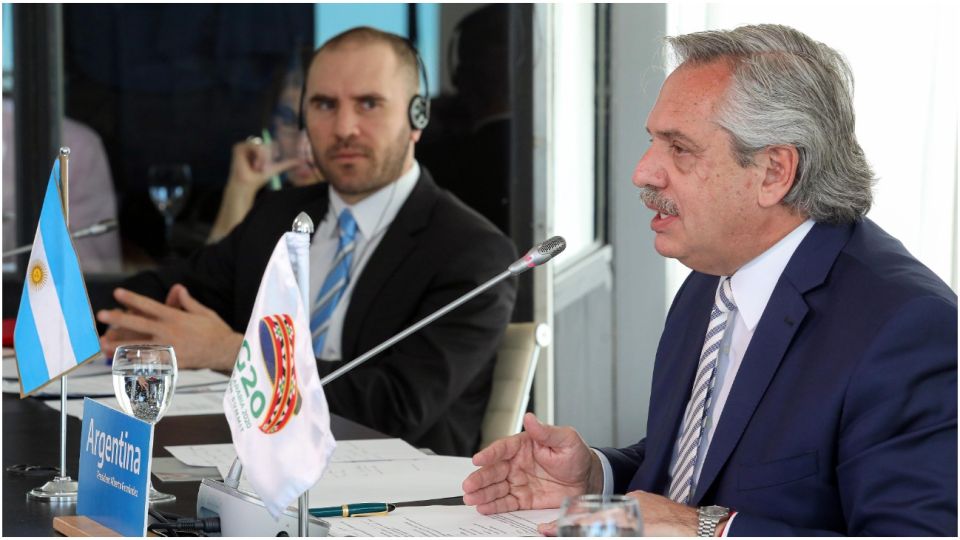Alberto Fernández junto a Martín Guzmán en el G20.