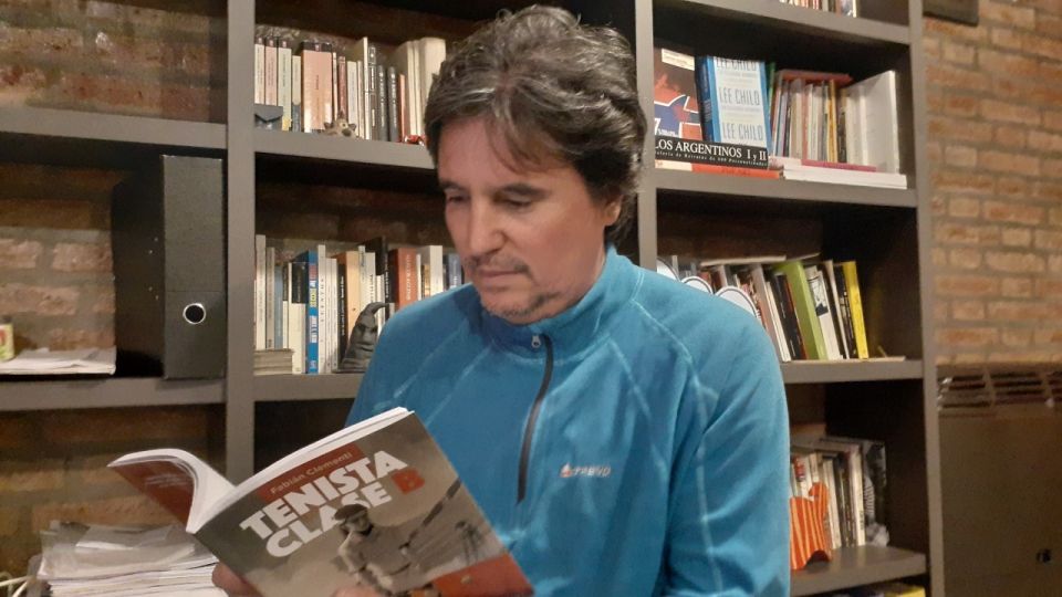 Dos pasiones. Clementi se inició en el tenis a los 8 años y llegó a ser profesional. Esa experiencia está reflejada en su actual oficio de escritor.