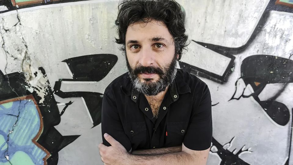 Hernán Ronsino nació en Chivilcoy en 1975. Parte de su obra fue traducida al inglés, francés, italiano y alemán.