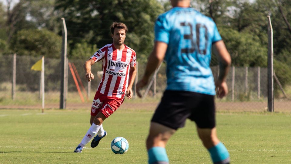 Desde atrás. Instituto y Belgrano jugaron un amistoso el viernes. El próximo fin de semana volverán a competir luego de ocho meses y medio.