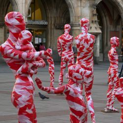 Maniquíes, envueltos en cinta roja y blanca, se instalan en la Marienplatz de Munich, sur de Alemania. - La instalación de arte  | Foto:Christof Stache / AFP