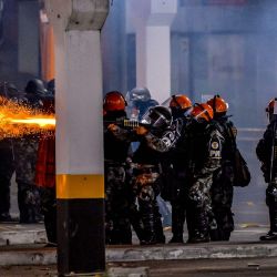 La policía militar brasileña choca con manifestantes durante una protesta a la entrada de un supermercado Carrefour donde Joao Alberto Silveira Freitas fue asesinado a golpes, en Porto Alegre, Rio Grande do Sul, Brasil. | Foto:Silvio Avila / AFP