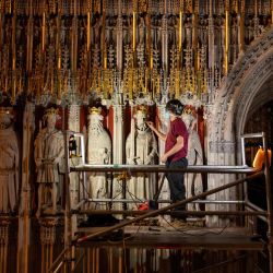 Lee Godfrey, conservador principal de albañiles en el Departamento de Obras de la Catedral de York, limpia el recién revelado Pulpitum, conocido como la 'Pantalla de los Reyes', mientras el proyecto de una vez al siglo para restaurar el Gran Órgano de la Catedral de York entra en su fase final, en York, en el norte Inglaterra. | Foto:Oli Scarff / AFP