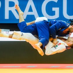 El ruso Mikhail Igolnikov (azul) compite con el español Nikoloz Sherazadishvili durante los cuartos de final de la categoría de peso masculino de menos de 90 kg en el Campeonato Europeo de Judo 2020 en Praga. | Foto:Michal Cizek / AFP